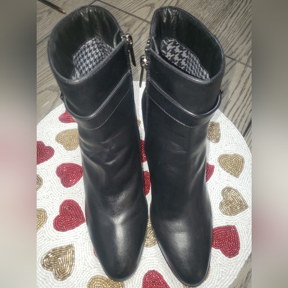 NWOB Aquatalia Leather ankle booties